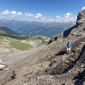 rutschiger Schotterhang mit einzelnen Wegspuren