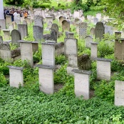 Ein alter Friedhof hat die Gr&auml;ueltaten &uuml;berlebt