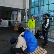 In der Bergstation: alles nass vom Regen