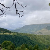Wir erreichen die ber&uuml;hmten Causses, Kalkhochplateau mit steilen Felsw&auml;nden