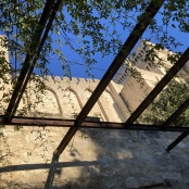 Wer hat diese Festung gebaut? Wer hat sie bezahlt?