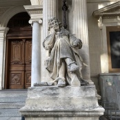 ein Zeuge der sp&auml;teren Geschichte: Moli&egrave;re vor dem Schauspielhaus