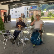 Ein Drink vor der Postautofahrt ins Dischmatal